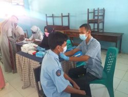 Ratusan Pelajar SMKN 1 Plampang, Divaksin Dosis Pertama