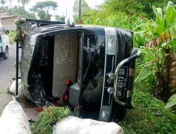 Mobil Terbalik, Satu Orang Meninggal Dunia