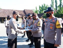 Kapolres Sumbawa Berikan Reward Bagi Personel Berprestasi