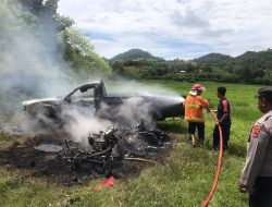 Tewaskan Pengendara motor, Mobil Pick-up Dibakar Massa