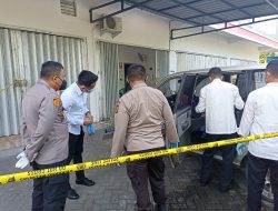 Warga Digegerkan Penemuan Mayat di Dalam Mobil