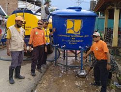 BPBD Sumbawa Distribusikan Air Bersih Untuk Korban Banjir