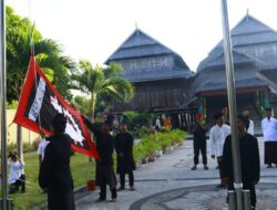 Dua Bendera Pusaka Kesultanan Sumbawa Berkibar, Tanda Prosesi Pengangkatan Putra Mahkota Dimulai