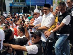 Daftar ke KPU, Simpatisan Zul-Uhel Padati Jalan Langko 