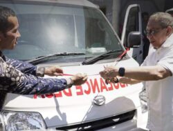 Dekatkan Pelayanan Kesehatan, Bupati Sumbawa Serahkan 1 Unit Ambulan Untuk Desa Marente 